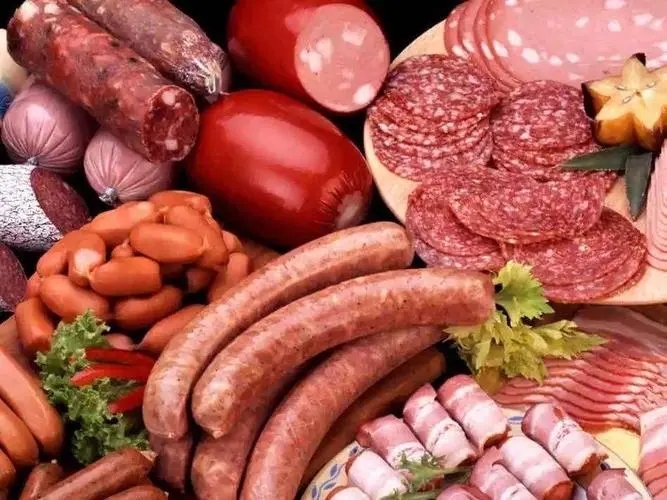 肉制品是指經(jīng)過鹽腌、風(fēng)干、發(fā)酵、煙熏或其他處理的肉類